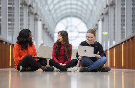 Drie studenten achter een laptop