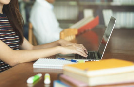 Student aan het werk op een laptop