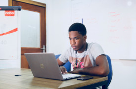 Jongen achter laptop