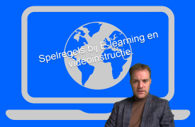 Een persoon voor een laptop over spelregels voor videoinstructie