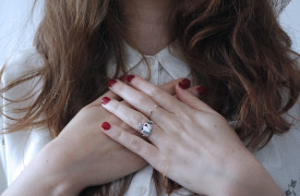 Vrouw met twee handen op eigen hart