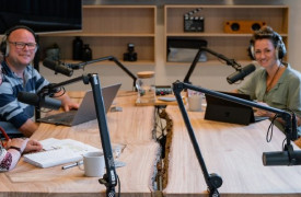 3 mensen in een podcast-opstelling