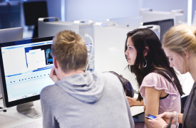 Studenten achter computer