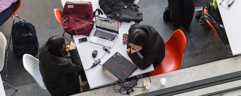 Bovenaanzicht van studenten aan een tafel