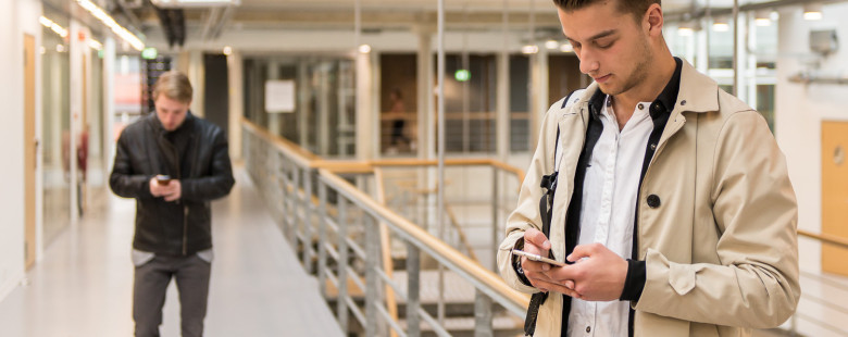 Jongen met mobiele telefoon
