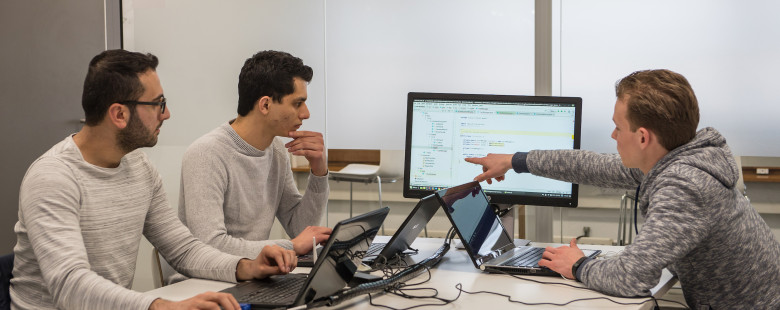 Studenten achter computer