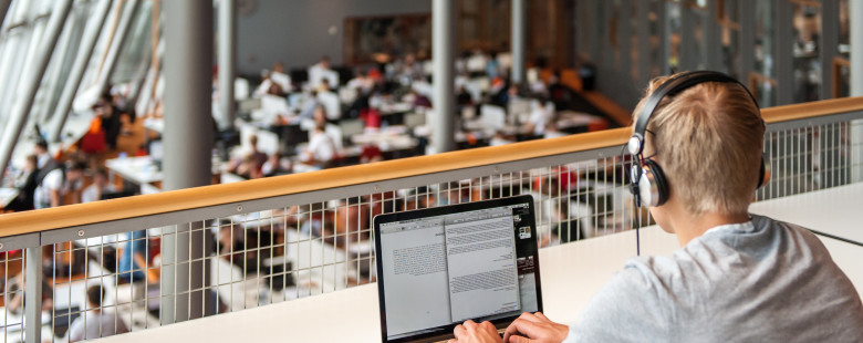 Student achter laptop