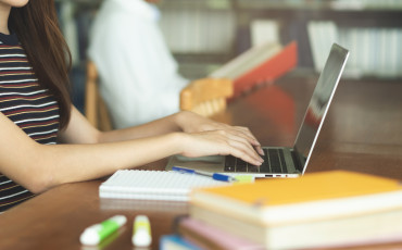 Student aan het werk op laptop