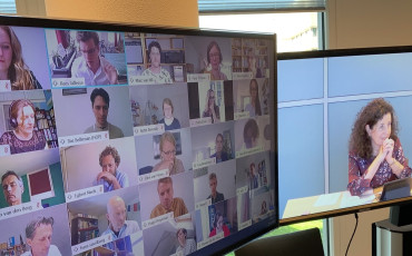 Foto deelnemers videoconferentie reflection rooms en minister