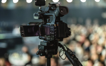 videocamera met publiek op de achtergrond