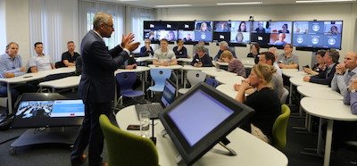 Piet Desmet presenteert voor een groep mensen