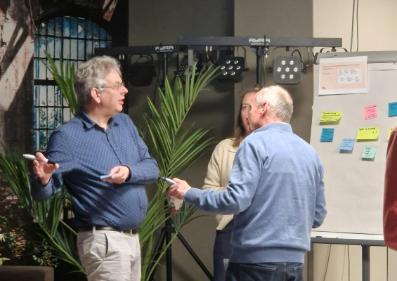 in gesprek bij bord