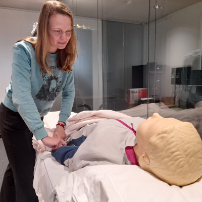 Daphne Vogels, docent-expert bij Hogeschool Inholland, bij de patiëntenpop. 