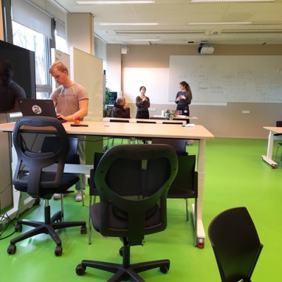 Active learning space met verrijdbare stoelen en schermen aan de muur