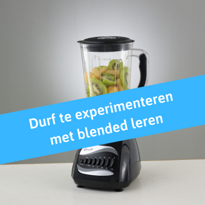 Een blender met fruit, met daarop de tekst: durf te experimenteren met blended leren