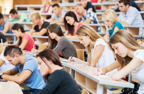 studenten in collegezaal ingezoomd