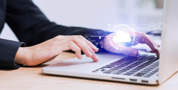 Vrouw aan een laptop met beveiligde cloudomgeving
