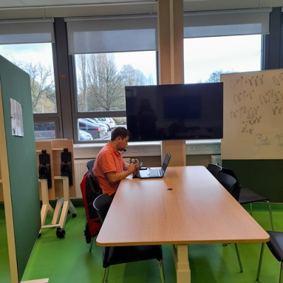 Active learning space met inklaptafels en groot computerscherm