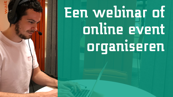 Man met headset werkt achter een laptop. Tekst aan de rechterzijkant waarop staat; Een webinar of online event organiseren