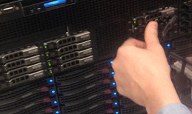 HPC Cloud computer met hand die op een knop drukt