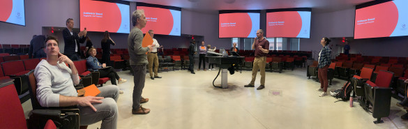 foto in een ronde collegezaal.
