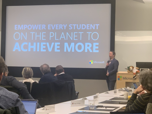 Zaal met deelnemers tijdens presentatie bij Microsoft