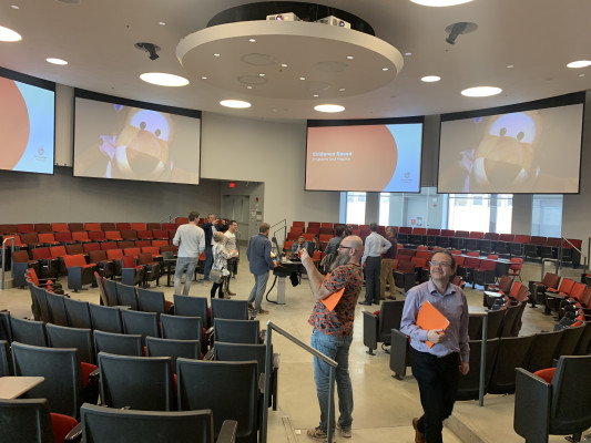 Ronde college zaal met de deelnemers van de studiereis