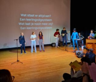 Sing-along met drie scholieren en band