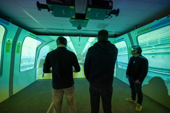 Mensen staan in de London Underground bij de Immersive room van Inholland. Foto: Rinke van Zanden