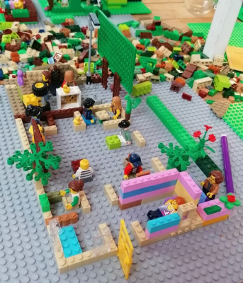 LEGO-bouwwerk van een leer-leefomgeving met ruimte voor diverse werkvormen, een maker space, een keuken en slaapcabines.
