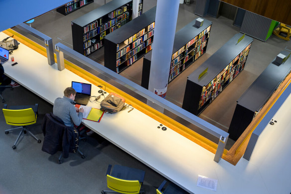 Student aan het werk in een bibliotheek