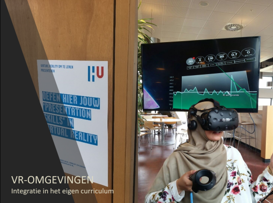 Student oefent in VR met presentatievaardigheden