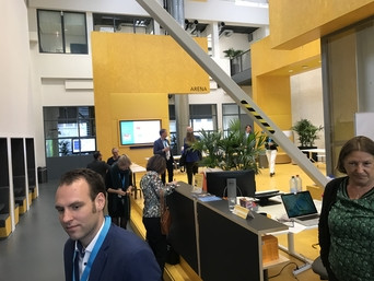 De centrale balie, met tafels, laptops en mensen die rondlopen