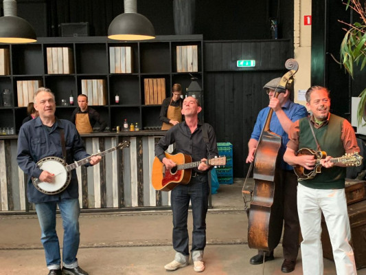 Foto van muzikanten met akoestische muziekinstrumenten