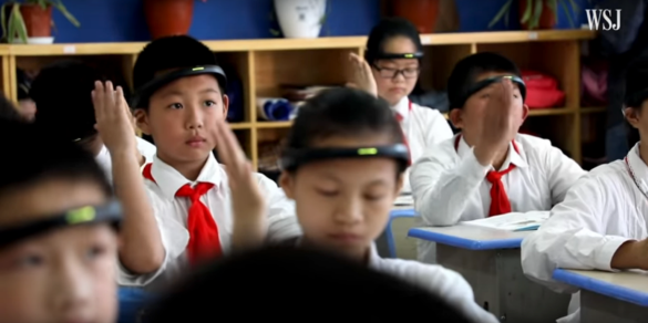Kinderen in een schoolklas met een AI band op hun hoofd.