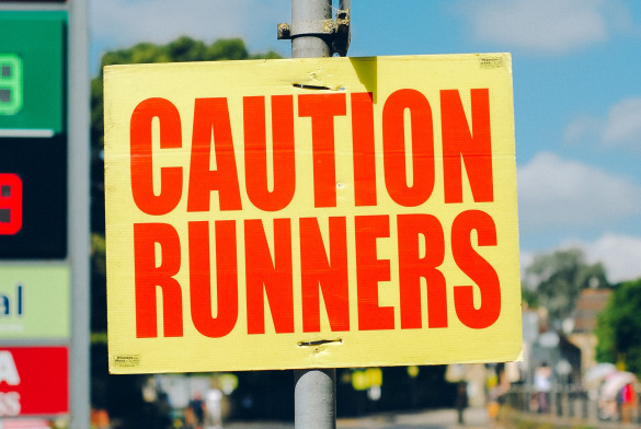 Bord met de tekst Caution Runners