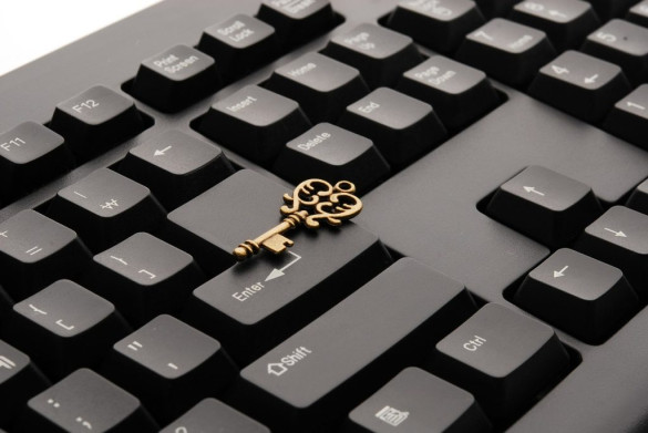 Foto van een toetsenbord met een sleutel erop