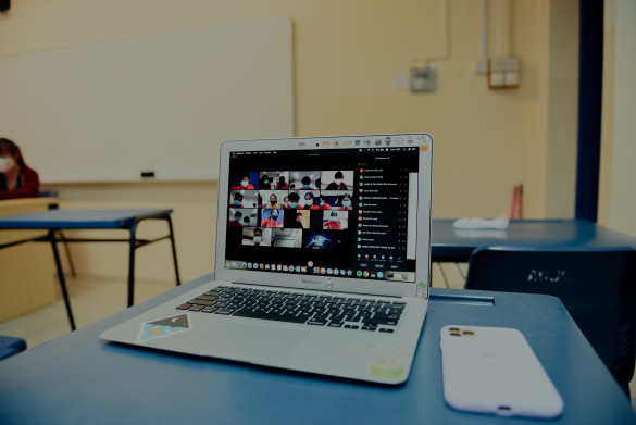 een laptop met daarop zichtbaar een teams-meeting met 25 studenten