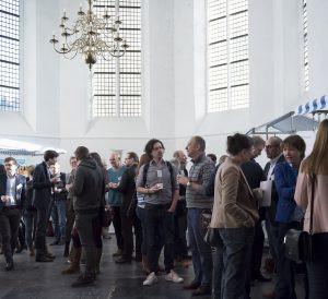 Mensen lopen rond op de info markt