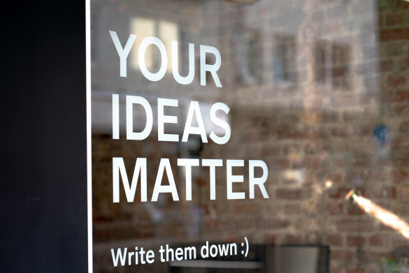 een raam met daarop de tekst: your ideas matter, write them down