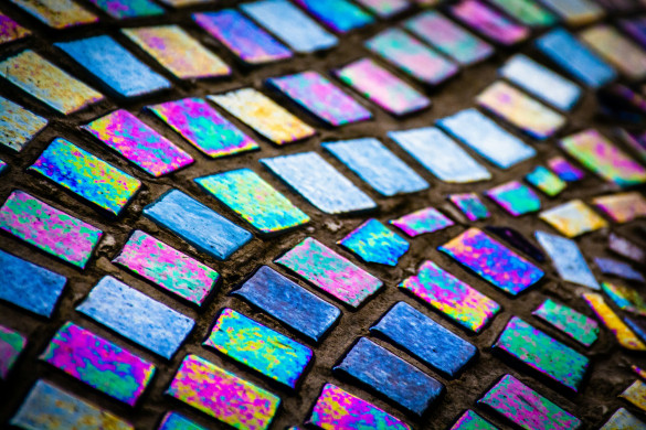 een mozaiek met gekleurde mini tegeltjes