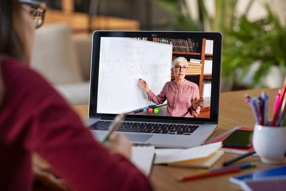 student krijgt lesinstructie via de laptop