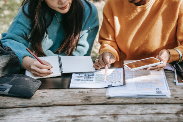 twee studenten werken samen