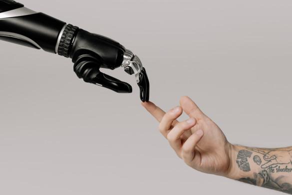 Hand van mens en hand van robot
