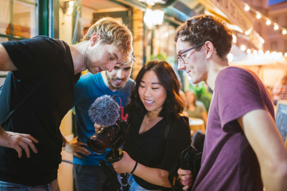 jonge mensen bekijken het beeld op een camera