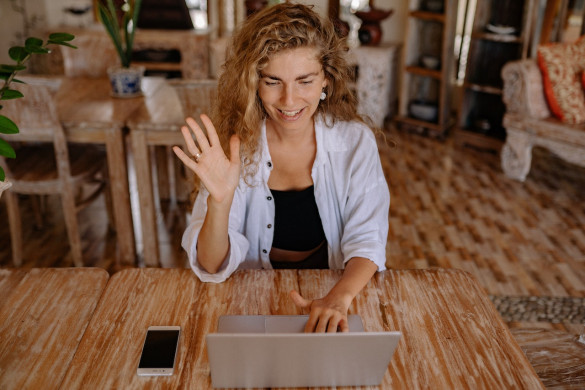 Vrouw achter laptop