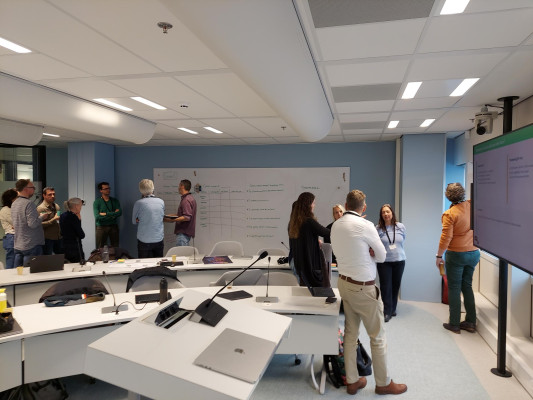 Verschillende mensen in een ruimte werken samen om input op te halen.