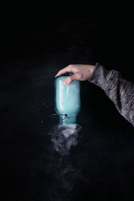 Een glazen pot waar rook uit komt