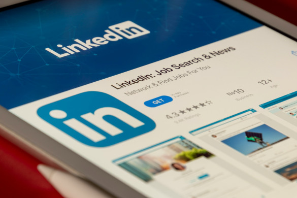 Close-up van scherm met LinkedIn app er op