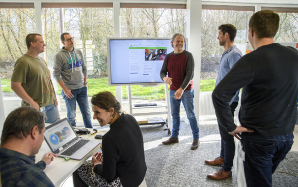 Samenwerkende mensen tijdens workshop